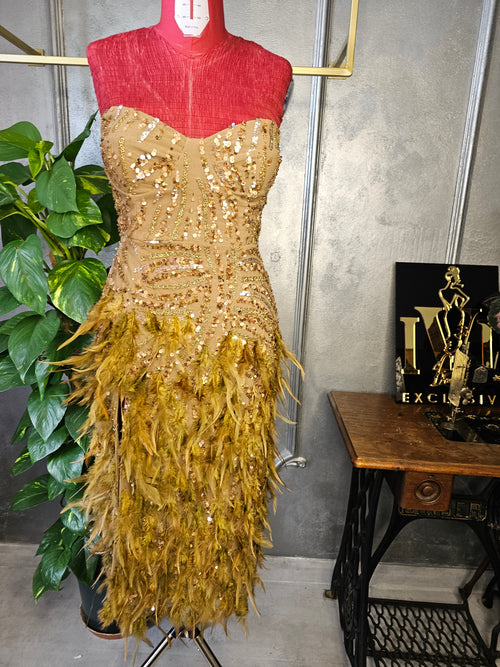 rochie maro caramel damă femei elegantă fulgi pene paiete margele deosebită handmade custom made cupe corset trei sferturi lungime în partea de jos mai multe pene crăpătură  pe o parte