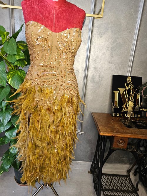 rochie maro caramel damă femei elegantă fulgi pene paiete margele deosebită handmade custom made cupe corset trei sferturi lungime în partea de jos mai multe pene crăpătură  pe o parte