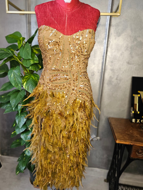 rochie maro caramel damă femei elegantă fulgi pene paiete margele deosebită handmade custom made cupe corset trei sferturi lungime în partea de jos mai multe pene crăpătură  pe o parte