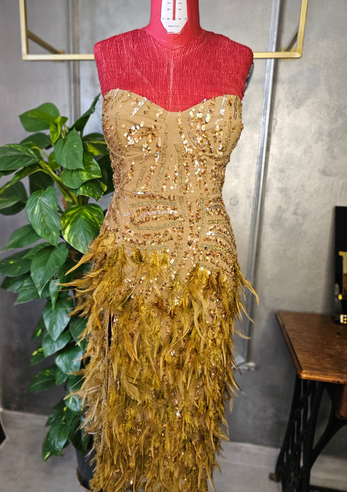 rochie maro caramel damă femei elegantă fulgi pene paiete margele deosebită handmade custom made cupe corset trei sferturi lungime în partea de jos mai multe pene crăpătură  pe o parte