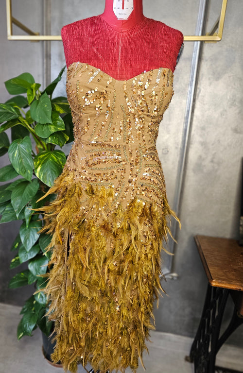 rochie maro caramel damă femei elegantă fulgi pene paiete margele deosebită handmade custom made cupe corset trei sferturi lungime în partea de jos mai multe pene crăpătură  pe o parte