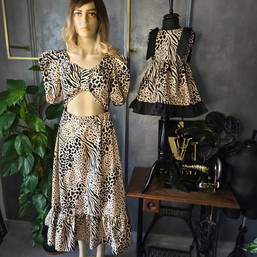 rochie din bumbac cu imprimeu animal print leopard orice impreimu culori uni form,at din fjusta clos si top cu decolteu și mâneci scurte bufante prindere in fermoar pentru damă set matchy matchy cu rochii asortate mamă fiică