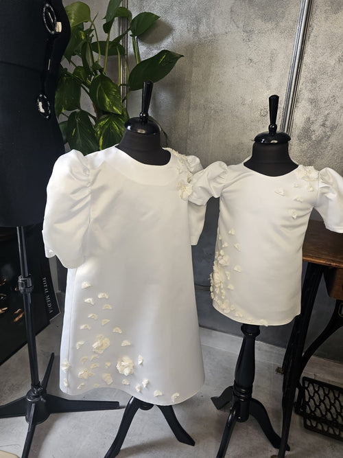 rochie albă din tafta cu broderie și dantelă aplicată manual cu flori 3d si perle cusute in mijlocul lor flori 3d custom made tafta copii bebelusi fetițe