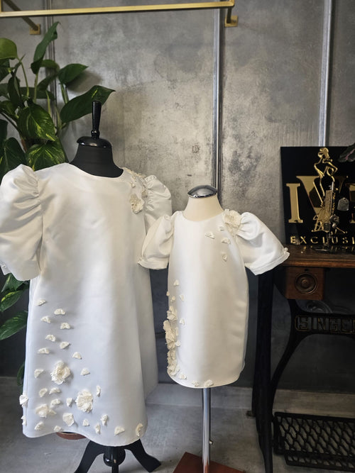 rochie albă din tafta cu broderie și dantelă aplicată manual cu flori 3d si perle cusute in mijlocul lor flori 3d custom made tafta copii bebelusi fetițe