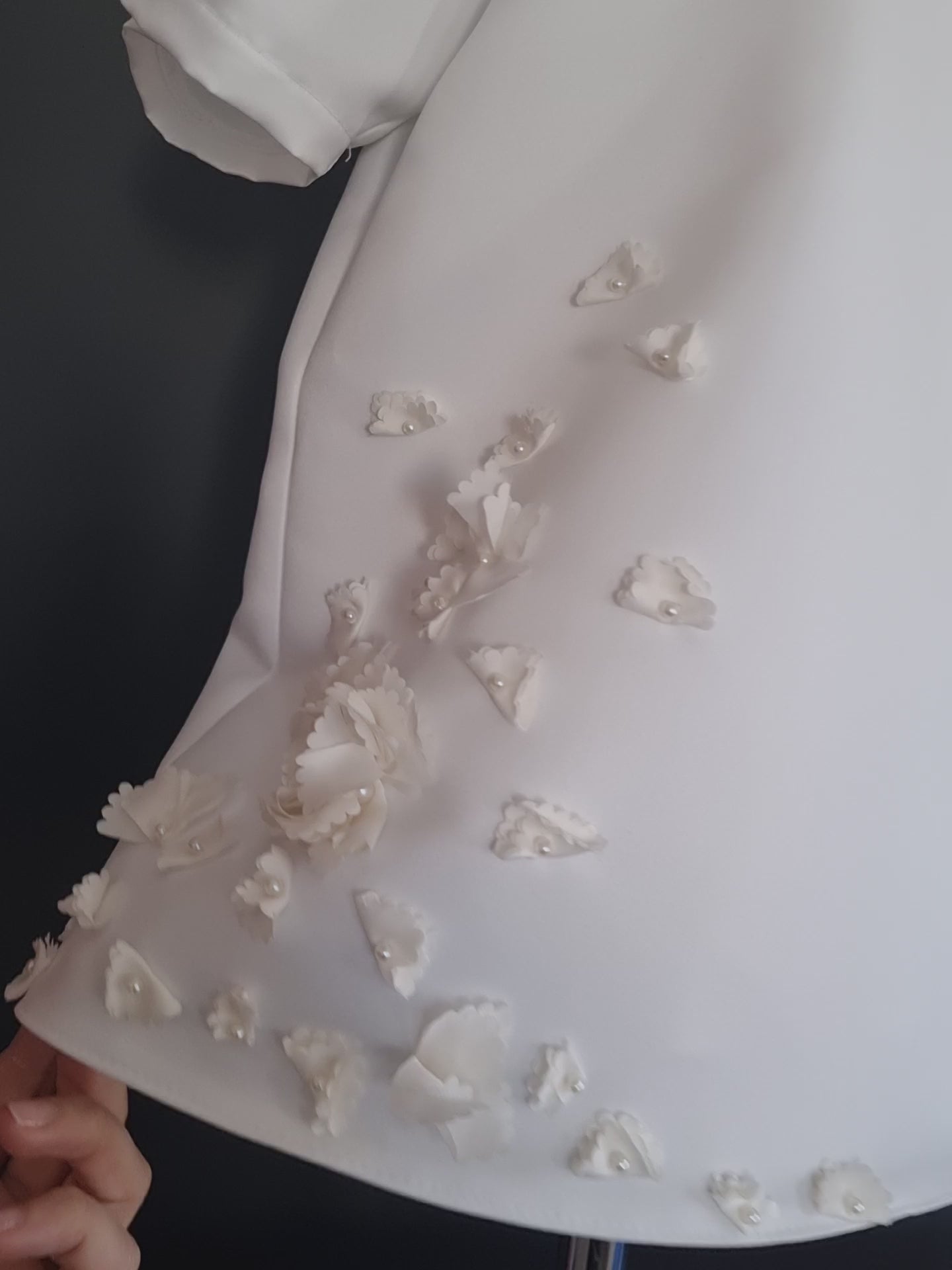 rochie elegantă albă pentru bebe și fetițe din tafta cu broderie și dantelă aplicată manual cu flori 3d si perle cusute in mijlocul lor cu mâneci bufante 