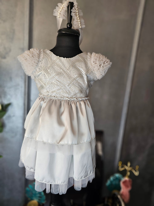 rochie gri argintiu pentru bebe și fetiță din mătase și straturi tull cu broderi pe piep si variante diferite de mâneci realizată la atelier Ivi Exclusiv