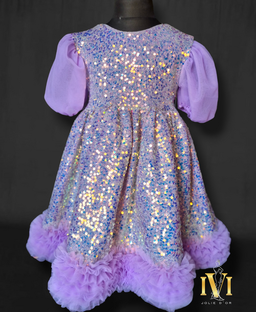 rochie fetită și bebelușă din paiete straturi de tull lila cu mâneci bufante model pentru petreceri , evenimente deosebite ,nunți și botezuri pentru un look inedit și unicat