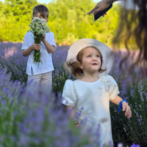 cămașă băieți și bebe albă din poplin bumbac organic 100%cu manșete și mâneci ajustabile si decolteu în v  și despicătură jos în v atelier ivi exclusiv custom made galbenă bleu kaki dungi picățele