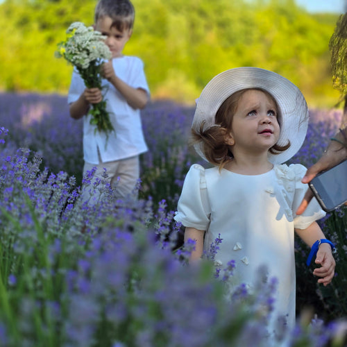 cămașă băieți și bebe albă din poplin bumbac organic 100%cu manșete și mâneci ajustabile si decolteu în v  și despicătură jos în v atelier ivi exclusiv custom made galbenă bleu kaki dungi picățele