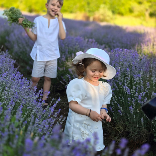 cămașă băieți și bebe albă din poplin bumbac organic 100%cu manșete și mâneci ajustabile si decolteu în v  și despicătură jos în v atelier ivi exclusiv custom made galbenă bleu kaki dungi picățele