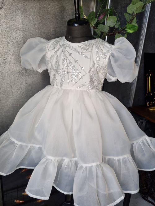 Rochiță bebe fetițe elegantă cu dantelă din pietre si paiete pe bust si organza diafana pe maneci si fustă potrivită pentru botez nuntă eveniment special zi de naștere 