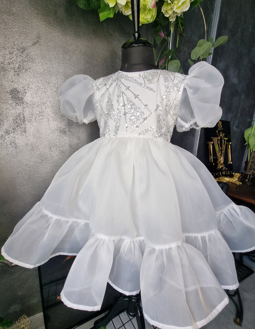 Rochiță bebe fetițe elegantă cu dantelă din pietre si paiete pe bust si organza diafana pe maneci si fustă potrivită pentru botez nuntă eveniment special zi de naștere 