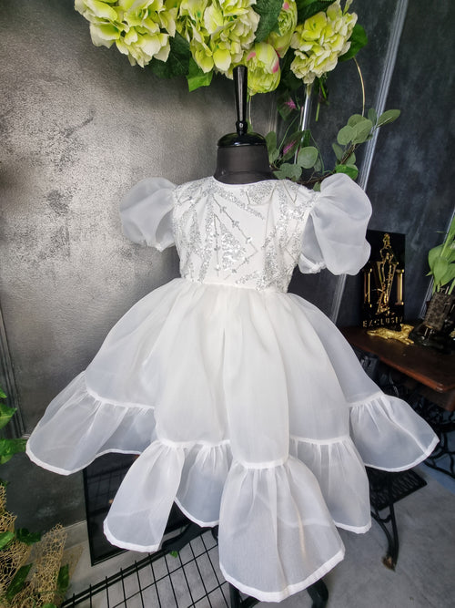 Rochiță bebe fetițe elegantă cu dantelă din pietre si paiete pe bust si organza diafana pe maneci si fustă potrivită pentru botez nuntă eveniment special zi de naștere 