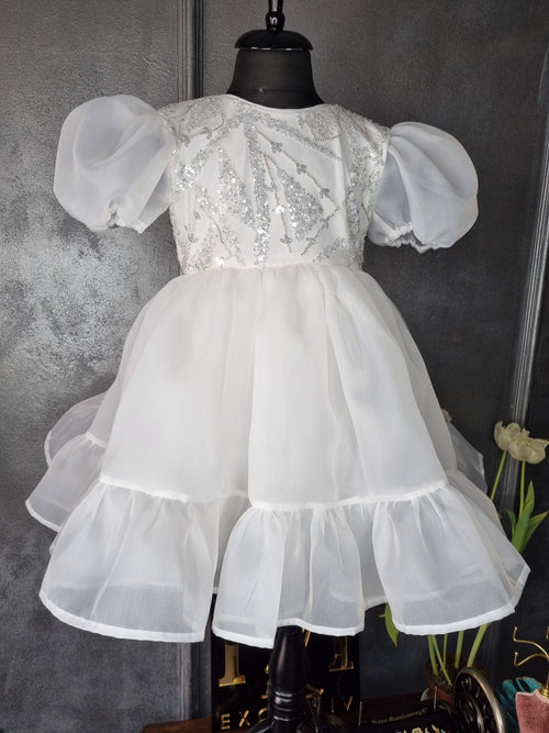 rochie de ocazie de eveniment de seara pentru bebe și fetițe organza cu broderie dantelă argintie pe bust mâneci bufante si volan jos la fustă albr roz lila negru fucsia atelier ivi exclusiv