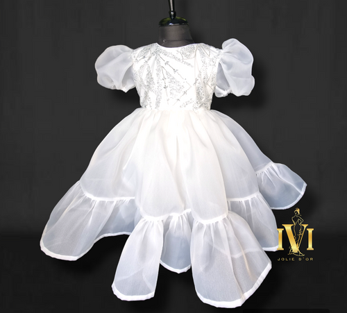 rochie de ocazie de eveniment de seara pentru bebe și fetițe organza cu broderie dantelă argintie pe bust mâneci bufante si volan jos la fustă albr roz lila negru fucsia atelier ivi exclusiv