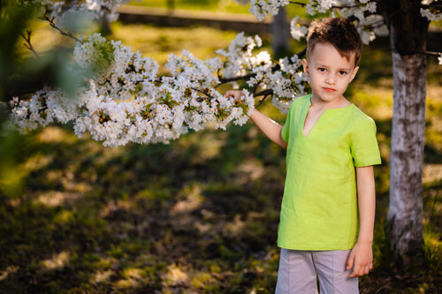 cămașă din in pentru băieți și bebeluși certificat oekotex de culoare verde deschis ce se poate asorta cu rochita surioara si top si fusta mămici atelier ivi exclusiv