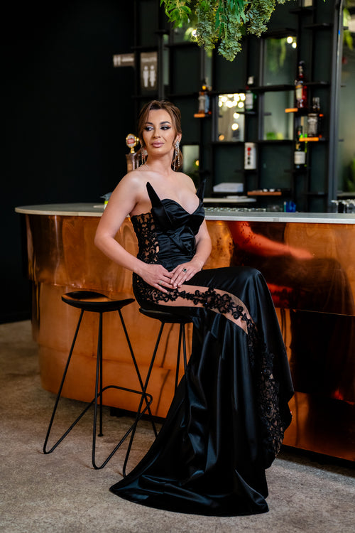 rochie neagra femei din tafta cu corset inima si accesorizată lateral cu dantela cu margele brodată de sus pana jos