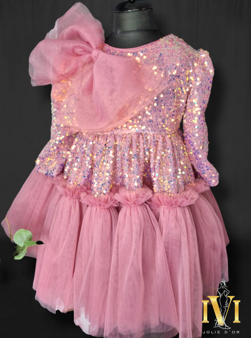 rochie de culoare roz,bleu ,mov lila sau argintie fetițe și bebeluși din paiete și tull plisat cu fundă mare aplicată ori pe bust ori pe umăr 