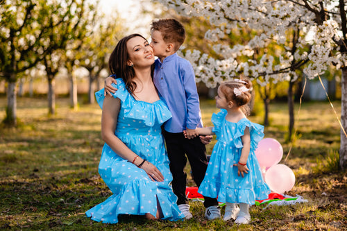 rochii matchy matchy mamă fiică din bumbac 100% organic certificat oeko tex fete femei bebeluși și fetițe bleu cu buline albe și volane