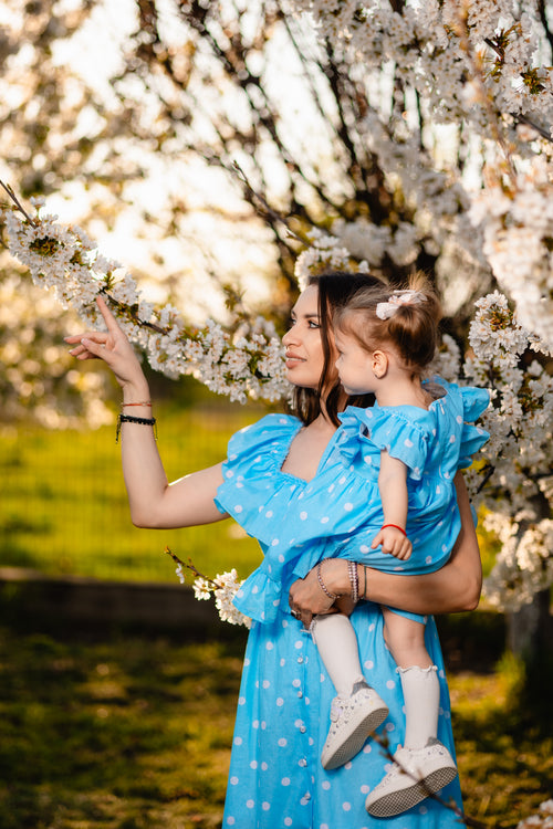 rochii matchy matchy mamă fiică din bumbac 100% organic certificat oeko tex fete femei bebeluși și fetițe bleu cu buline albe și volane