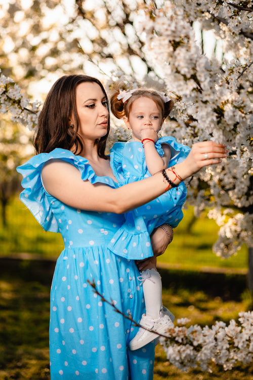 rochii matchy matchy mamă fiică din bumbac 100% organic certificat oeko tex fete femei bebeluși și fetițe bleu cu buline albe și volane