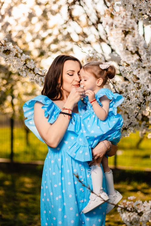 rochii matchy matchy mamă fiică din bumbac 100% organic certificat oeko tex fete femei bebeluși și fetițe bleu cu buline albe și volane