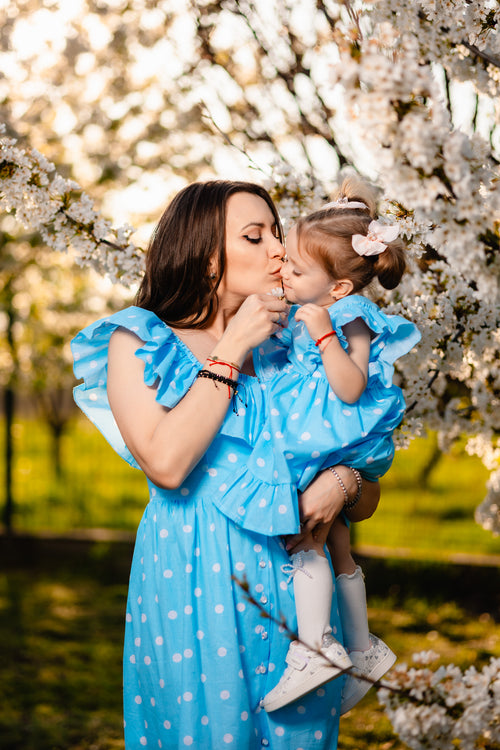 rochii matchy matchy mamă fiică din bumbac 100% organic certificat oeko tex fete femei bebeluși și fetițe bleu cu buline albe și volane