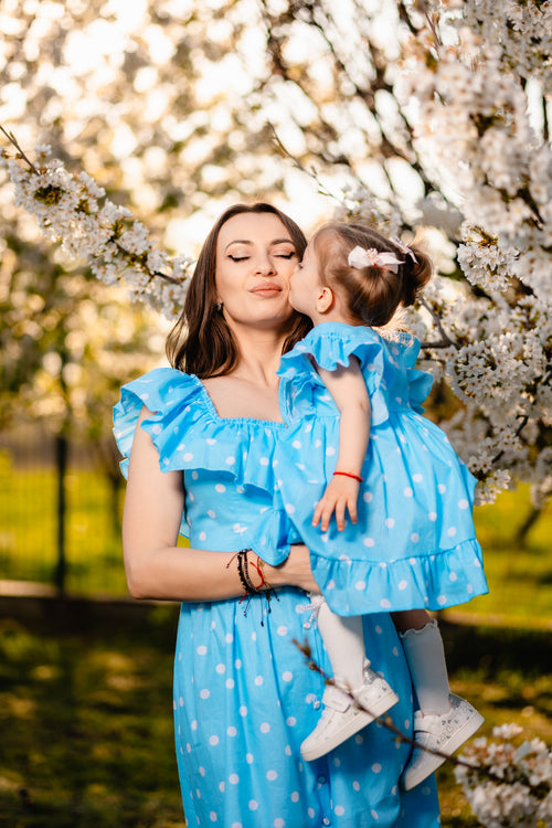 rochii matchy matchy mamă fiică din bumbac 100% organic certificat oeko tex fete femei bebeluși și fetițe bleu cu buline albe și volane