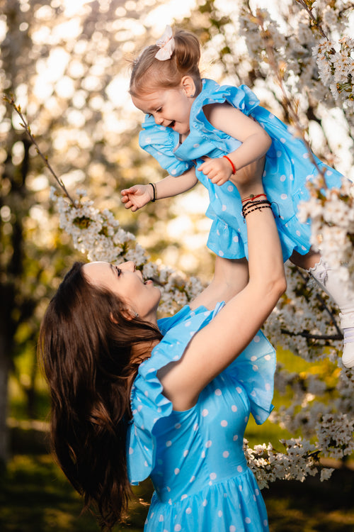 rochii matchy matchy mamă fiică din bumbac 100% organic certificat oeko tex fete femei bebeluși și fetițe bleu cu buline albe și volane