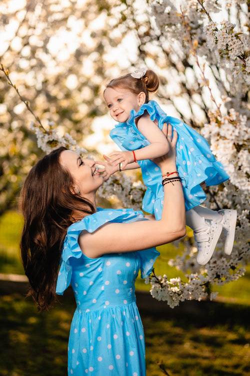 rochii matchy matchy mamă fiică din bumbac 100% organic certificat oeko tex fete femei bebeluși și fetițe bleu cu buline albe și volane